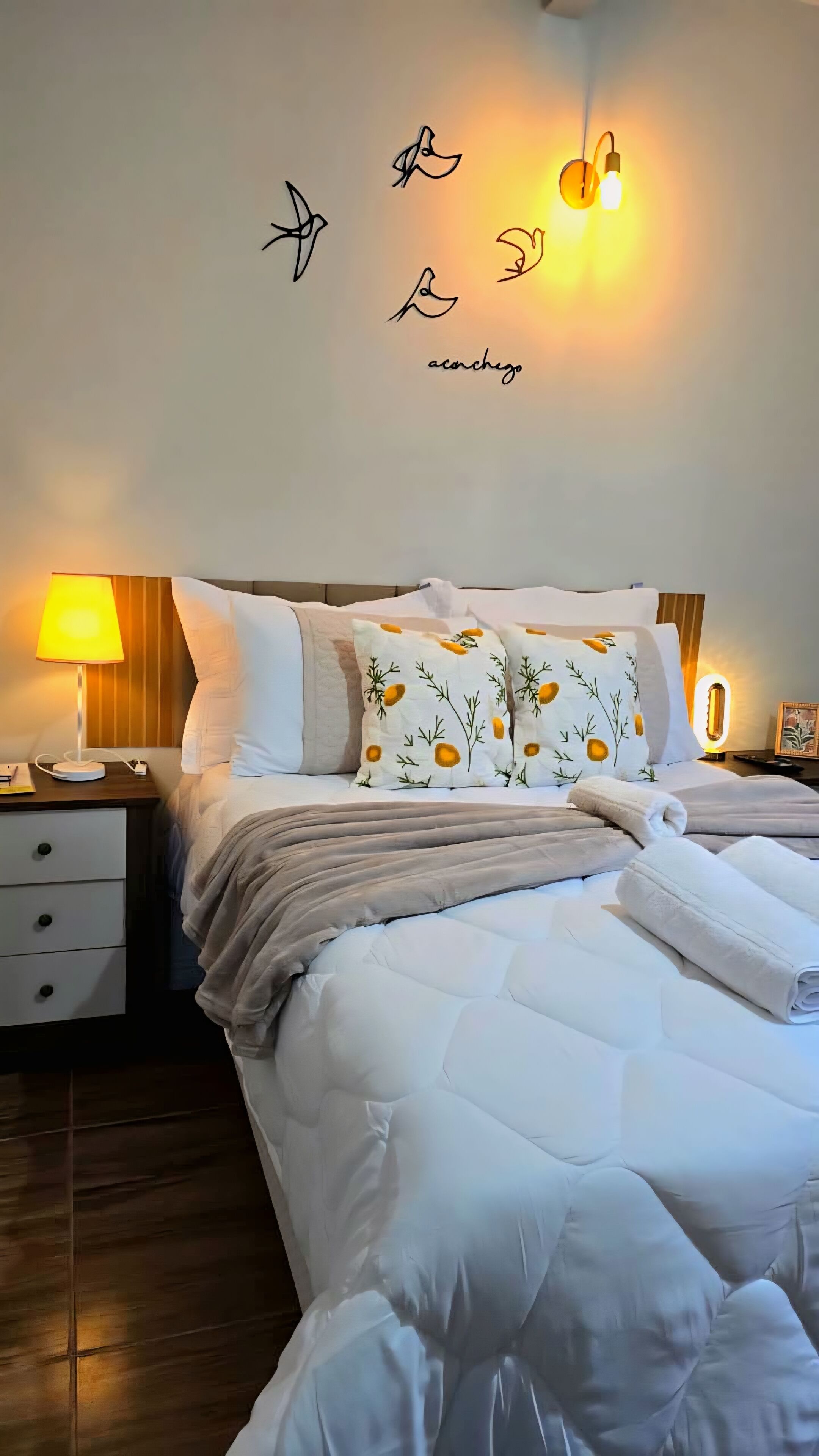 1 chambre, fer et planche à repasser, lit de bébé portatif