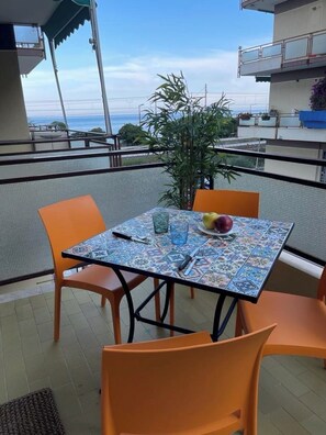 Outdoor dining - Apartment 30 meters from the beach (Borghetto Santo Spirito)