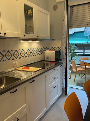 Private kitchen - Apartment 30 meters from the beach (Borghetto Santo Spirito)