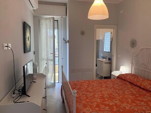 1 bedroom, iron/ironing board, bed sheets - Apartment 30 meters from the beach (Borghetto Santo Spirito)