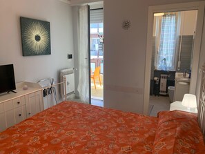 1 dormitorio, tabla de planchar con plancha, ropa de cama