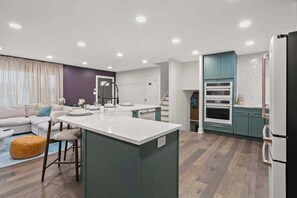 Een koelkast, een microgolfoven, een oven, een kookplaat