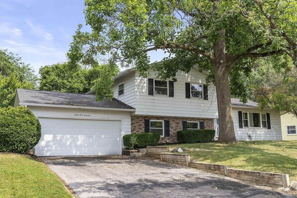 Exterior - Pickball & Basketball|Pool|HotTub|GameRoom|FirePit (Columbus)