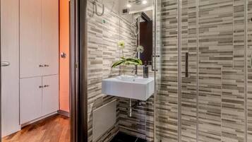 Double Room, Balcony, City View | Bathroom