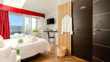 Safe på rommet, blendingsgardiner, lydisolert og strykejern/-brett