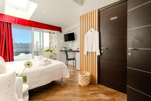 In-room safe, blackout curtains, soundproofing, iron/ironing board - Il Panoramico Rooms (Cagliari)