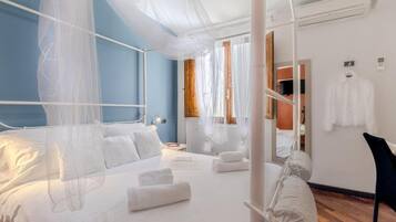 Standard-Doppelzimmer, Blick auf den Innenhof | Zimmersafe, Verdunkelungsvorhänge, schallisolierte Zimmer