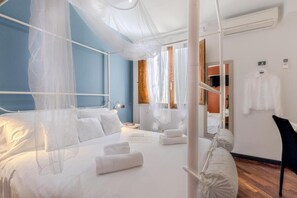 Habitación estándar doble, vistas al patio | Caja fuerte, cortinas opacas, sistema de insonorización