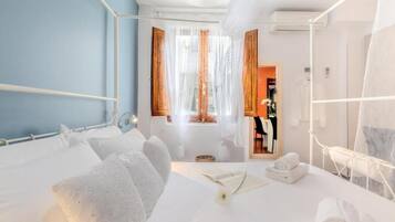 Standard-Doppelzimmer, Blick auf den Innenhof | Zimmersafe, Verdunkelungsvorhänge, schallisolierte Zimmer