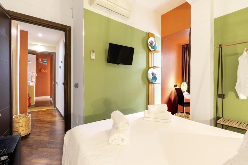 Kahden hengen economy-huone, näköala pihalle | Tallelokero huoneessa, pimennysverhot, äänieristys, silitysrauta/-lauta