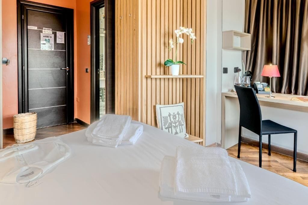 雙人房, 露台, 城市景 | 房內夾萬、遮光窗簾/窗簾、隔音、熨斗/熨衫板