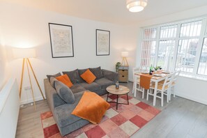 Smart TV - Stylish 3BDR/1.5 bathroom home! Ideal for groups and cosy get-aways. (Walsall)