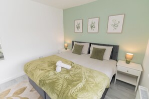 3 bedrooms, iron/ironing board, WiFi, bed sheets - Stylish 3BDR/1.5 bathroom home! Ideal for groups and cosy get-aways. (Walsall)
