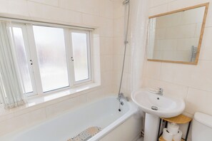 Towels, toilet paper - Stylish 3BDR/1.5 bathroom home! Ideal for groups and cosy get-aways. (Walsall)