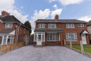 Exterior - Stylish 3BDR/1.5 bathroom home! Ideal for groups and cosy get-aways. (Walsall)