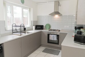 Private kitchen - Stylish 3BDR/1.5 bathroom home! Ideal for groups and cosy get-aways. (Walsall)