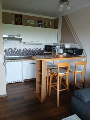 Fridge, microwave, oven, coffee/tea maker - Vacation apartment Schwarz (Dornumersiel)