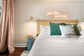 5 bedrooms, iron/ironing board, travel cot, free WiFi - 5 Bedroom Waterfront Retreat - Heated Pool, Mini Golf & Games! Sleeps 18 (Largo)