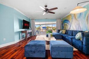 Smart TV - 5 Bedroom Waterfront Retreat - Heated Pool, Mini Golf & Games! Sleeps 18 (Largo)