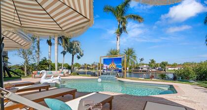 5 Bedroom Waterfront Retreat - Heated Pool, Mini Golf & Games! Sleeps 18