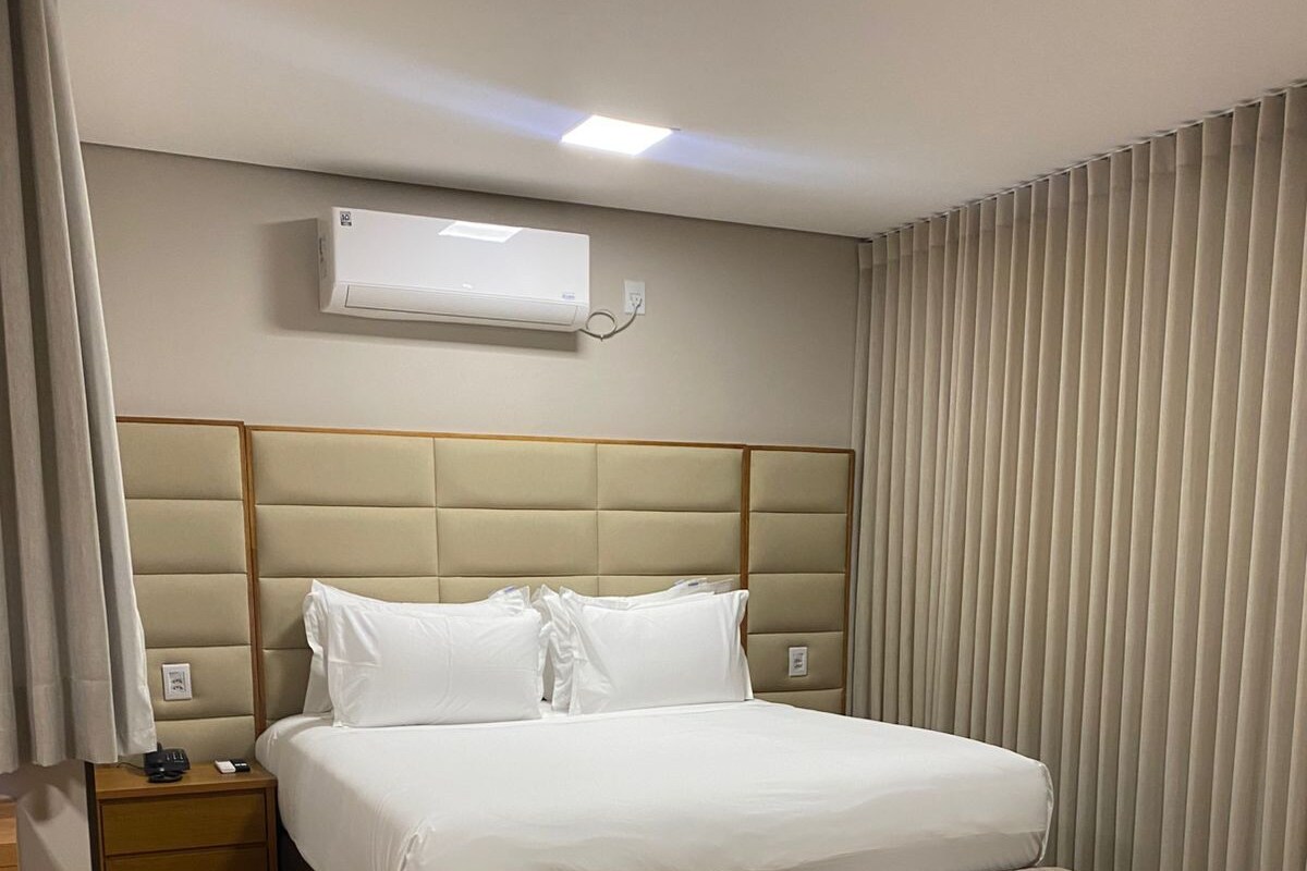 Luxury Suite, Hot Tub, Mountain View | Iron/ironing board, WiFi (free)