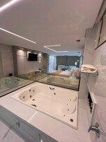 Suíte presidencial, banheira de hidromassagem, vista para a cidade