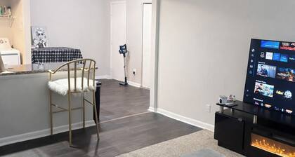 Lake view 2-bedroom apartment with fireplace in Marietta nearCumberland Mall