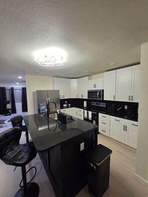 Mikrowelle, Ofen, Herdplatte, Geschirrspüler