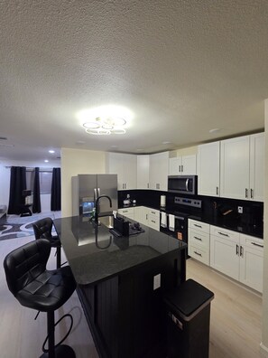 Microondas, horno, parrilla de estufa y lavavajillas 