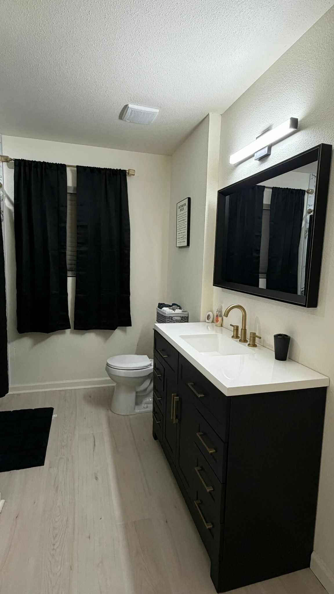 Toalhas de banho, sabonete, papel higiênico 