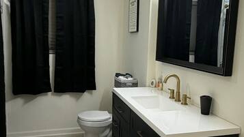 Toalhas de banho, sabonete, papel higiênico