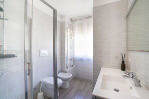 Shower, bidet, towels, shampoo - Green Living Apartment (Milan)