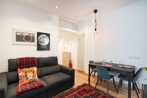 TV - Green Living Apartment (Milan)