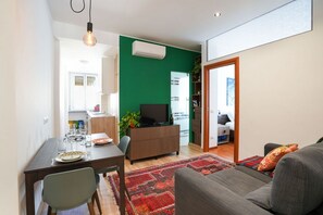 TV - Green Living Apartment (Milan)