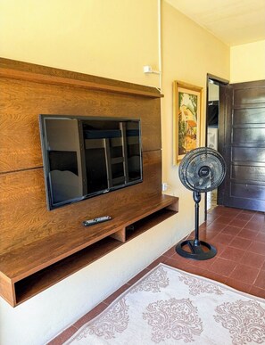 Interior - House 650 meters from the beach, sleeps up to 8 people, Boaventura and Carvalho Agency. (Navegantes)