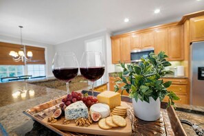 Microondas, placa de cocina y lavavajillas