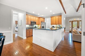 Mikrovågsugn, spishäll och diskmaskin