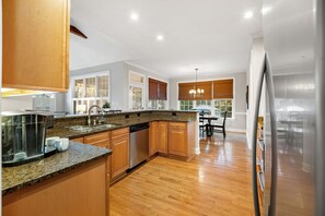 Microwave, stovetop, dishwasher, paper towels - The Tee House (Pinehurst)