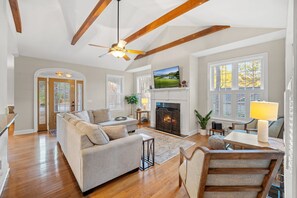 Una televisión, una chimenea