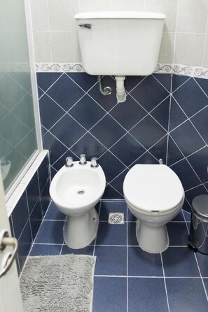 Phòng đôi hoặc 2 giường đơn tiện nghi đơn giản | Phòng tắm