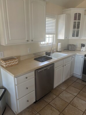 Kylskåp, mikrovågsugn, ugn och spishäll