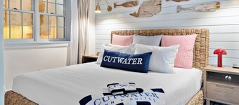 New Boutique King Suite Escape l Downtown l Backyard