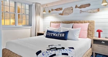 New Boutique King Suite Escape l Downtown l Backyard