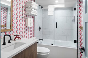 Een haardroger, handdoeken, toiletpapier