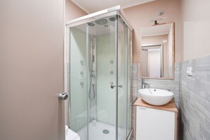 Shower, bidet, towels, shampoo - Torino | Nizza Apartment   (Torino)