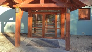 A wooden entrance with glass doors and a metal threshold. - Le Parc Neige - Vue Montagne (Briancon)