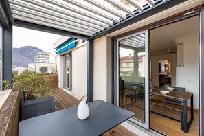Outdoor dining - Le Berthelot - Terrasse avec Vue Montagne (Grenoble)