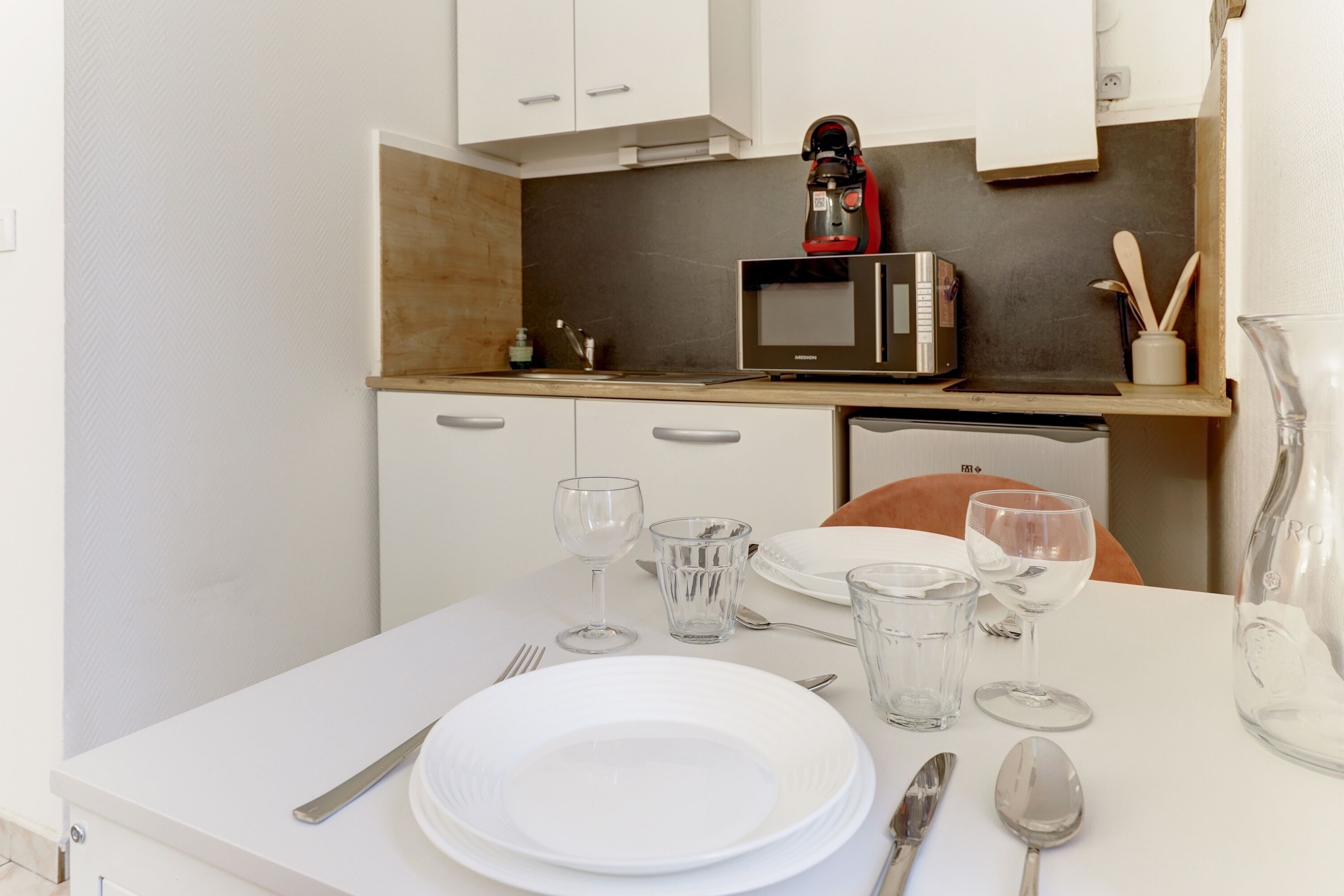 Réfrigérateur, micro-ondes, cafetière/bouilloire, grille-pain