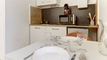 Réfrigérateur, micro-ondes, cafetière/bouilloire, grille-pain