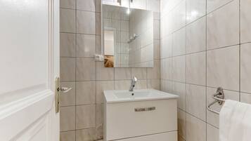 Sèche-cheveux, serviettes fournies